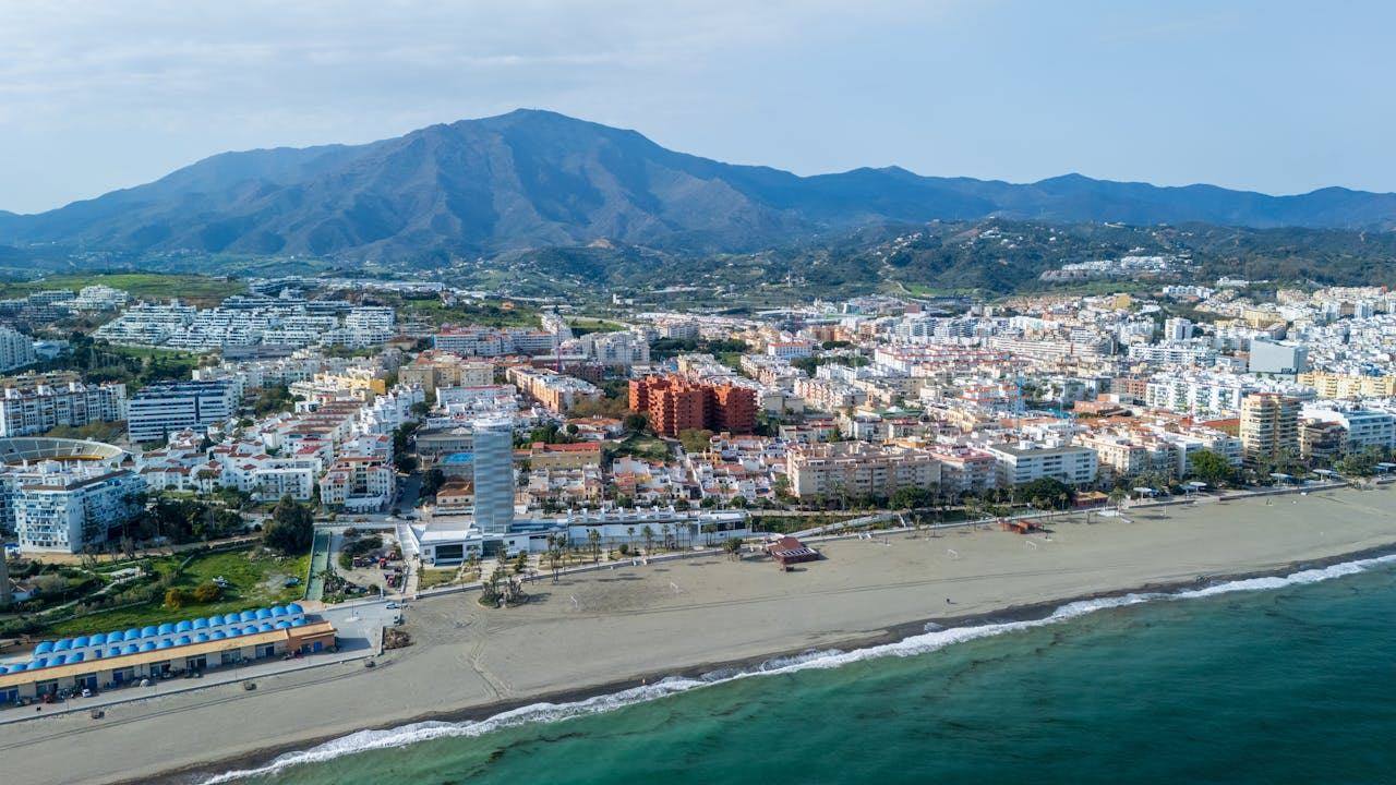 Check-in logistics across the Costa del Sol: how arrival flows differ city by city